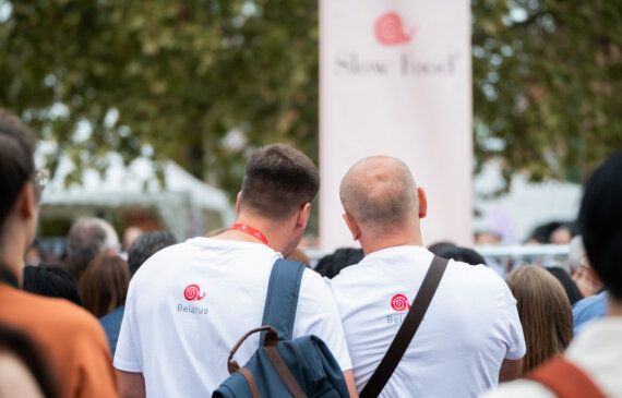 due uomini con il logo slow food sulla maglietta