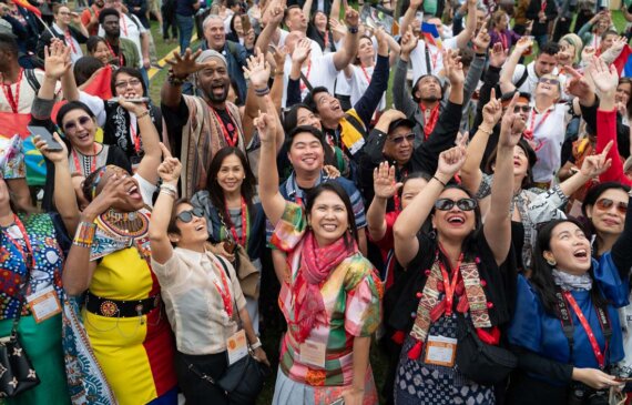 un fotografo a torino in mezzo ad una folla durante l'evento Terra Madre