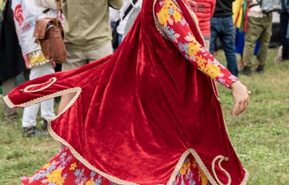 una donna iraniana in costume tradizionale danza