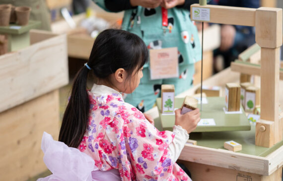 Alcuni bambini giocano con dei giochi educativi durante l'evento TERRA MADRE