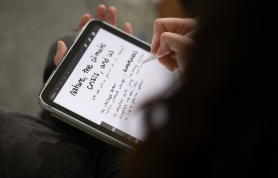 Dettaglio che prendono appunti su un tablet durante l'evento TERRA MADRE