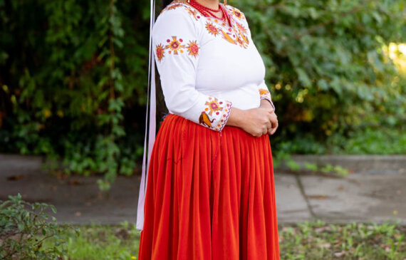 Ritratto di una donna con abiti tradizionali sudamericani