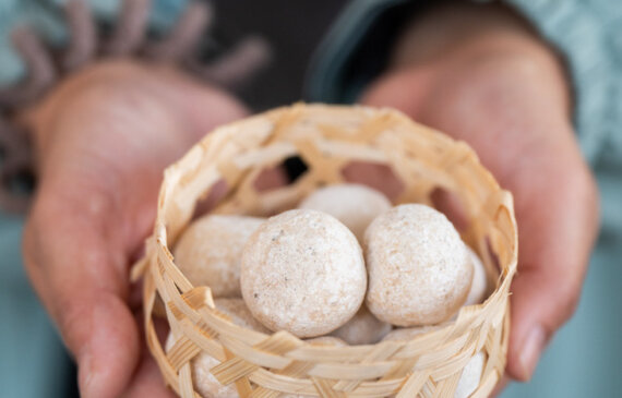 Due mani tengono un cestino con delle uova
