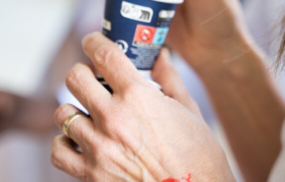 Dettaglio di una mano con il logo Slow Food disegnato sopra