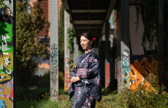 Una donna giapponese ritratta durante l'evento TERRA MADRE da un fotografo a Torino