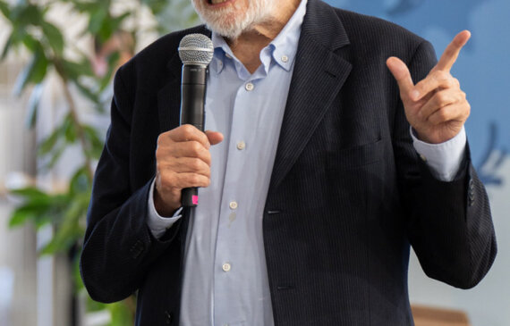 Carlo Petrini parla durante l'evento TERRA MADRE