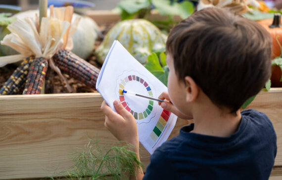 un bambino prende appunti