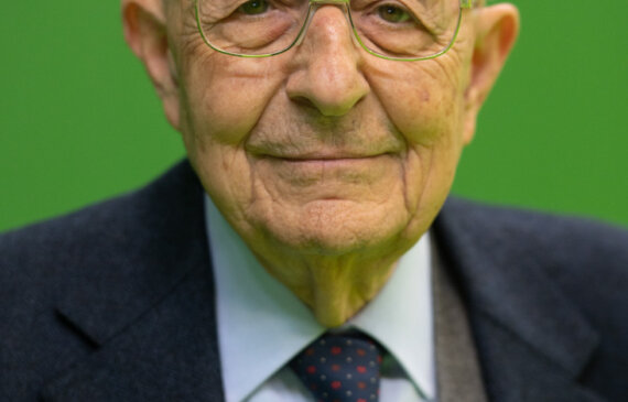 Primo piano del saggista Sabino Cassese al Salone internazionale del Libro di Torino su sfondo verde