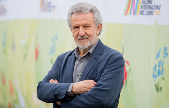 Ritratto di Piergiorgio Odifreddi, in posa con le braccia conserte