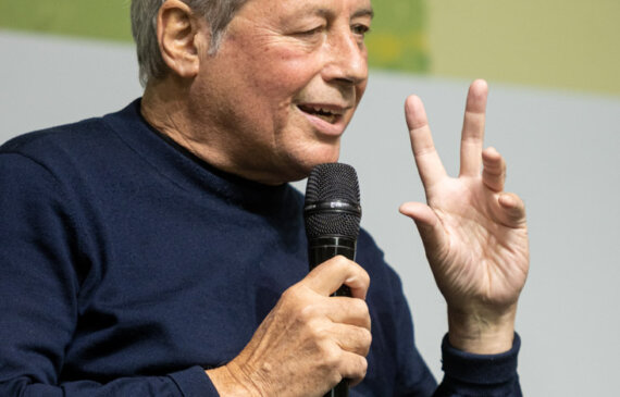 Lo scrittore Alessandro Baricco parla al microfono al Salone del libro