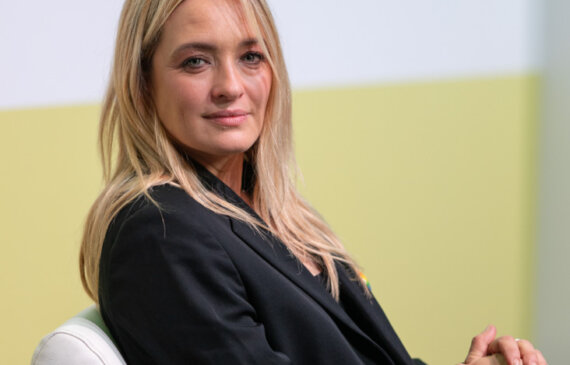 Ritratto dell'attrice Carolina Crescentini seduta su una poltrona