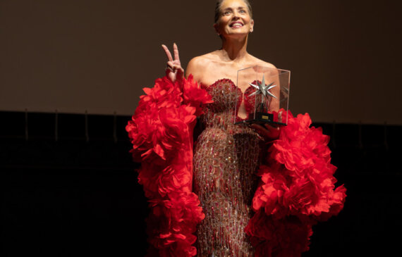 Sharon Stone, attrice sorride e posa per i fotografi durante la cerimonia di apertura del Torino Film Festival