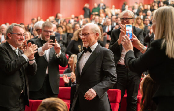Ron Howard scende le scale durante la cerimonia di premiazione nel Teatro Regio di Torino