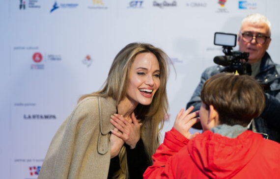 Angelina Jolie sorride ad un bambino suo ammiratore