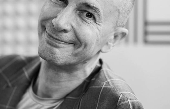 primo piano dell'artista Arturo Brachetti, sorridente e in posa