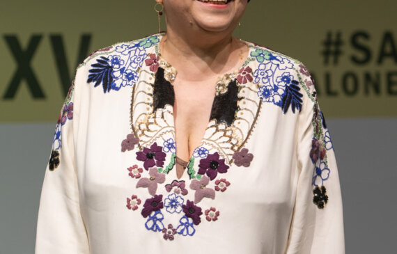 Fotografo al Salone del libro Michele Murgia mentre sorride in posa