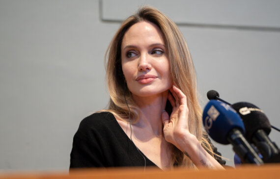 Primo piano dell'attrice Angelina Jolie mentre sorride durante una conferenza