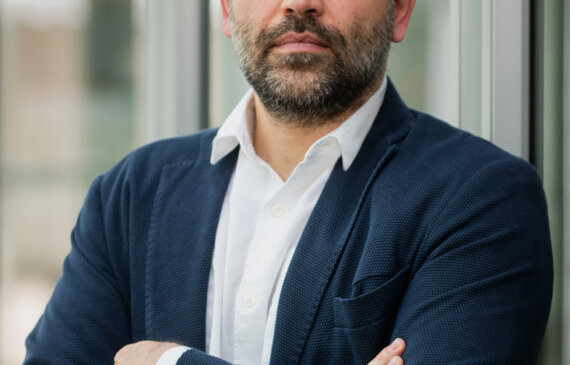 Lo scrittore e sceneggiatore Roberto Saviano in posa al Salone internazionale del Libro di Torino