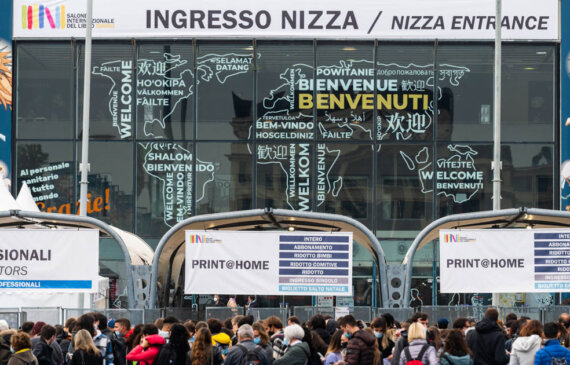 Persone in coda all'ingresso del Salone del libro di Torino