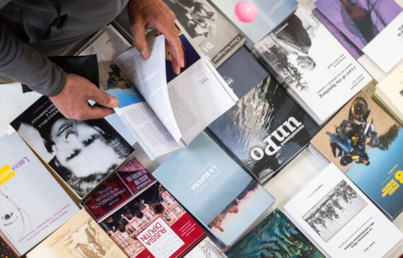 Due mani sfogliano un libro al salone del libro di Torino