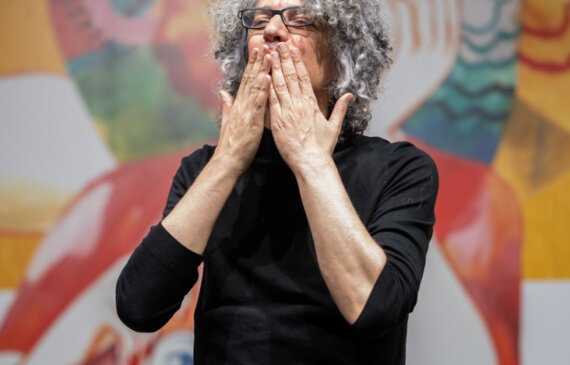 Il musicista Giovanni Allevi al salone del libro di Torino mentre saluta il pubblico