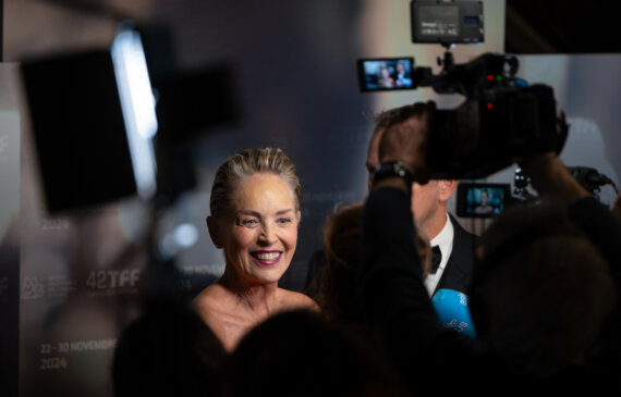 Sharon Stone sorride a giornalisti e fotografi durante una intervista