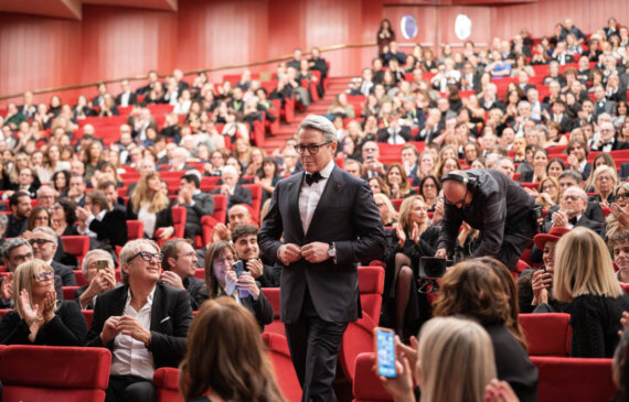 Matthew Broderick scende le scale del Teatro Regio di Torino con intorno la sala piena di spettatori