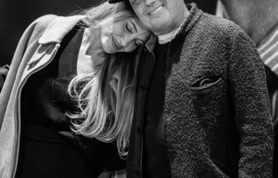 Angelina Jolie e Alessandro Baricco si abbracciano durante il Torino Film Festival