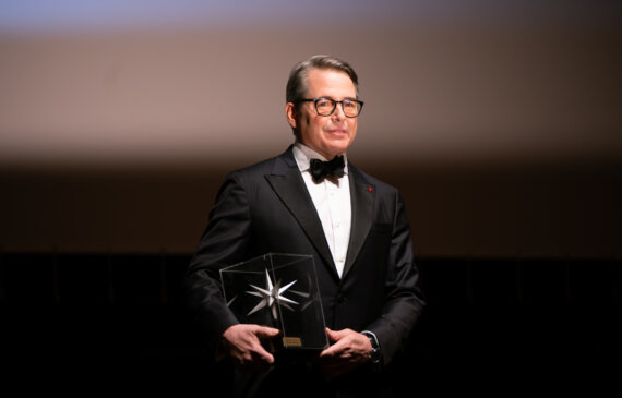 Matthew Broderick posa sorridente con in mano il premio alla carriera consegnato al Torino Film Festival