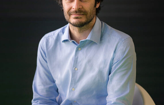 Fotografo di eventi a Torino un ritratto di Lino Guanciale seduto su una poltrona