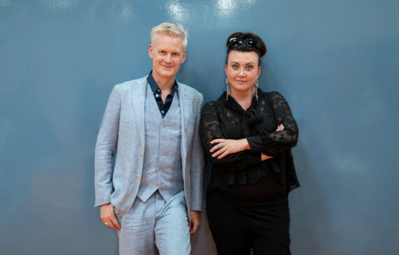 Ritratto di due scrittori Camilla Lackberg e Henrik Fexeus in posa al Salone del Libro di Torino su fondo blu