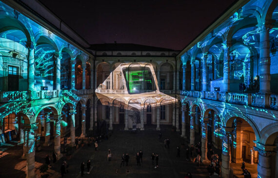 luci di natale a torino videoproiezioni illuminano la facciata di un palazzo a torino