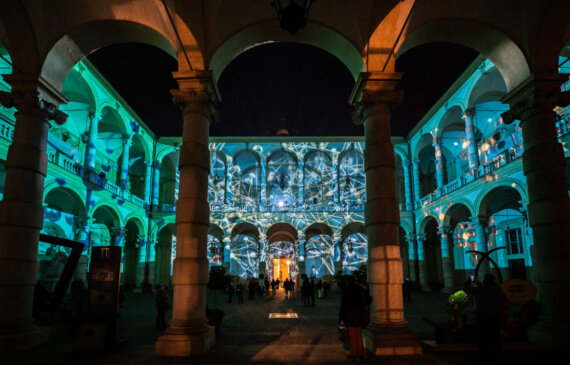 luci colorate illuminano la facciata di un palazzo a Torino