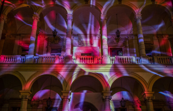 luci colorate illuminano la facciata di un palazzo luci natale torino