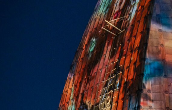 la mole antonelliana illuminata per la festa di san giovanni