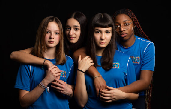 Ritratto di quattro ragazze adolescenti vestite con divisa sportiva