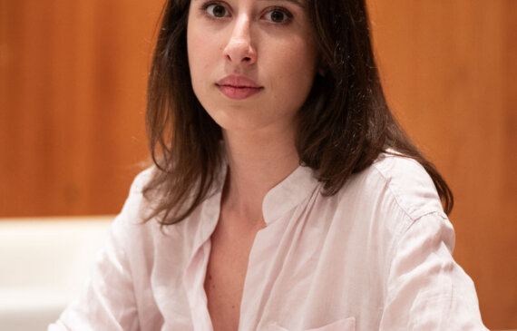 Cecilia Sala seduta su una poltrona con le braccia conserte