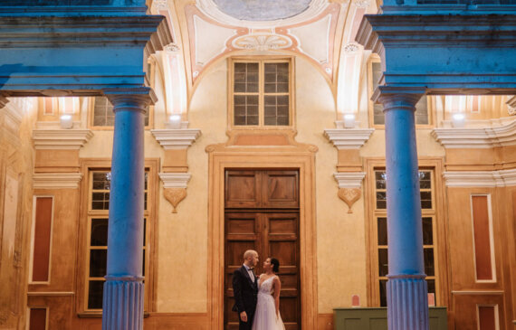 due sposi inconiciati dall'architettura di villa bria al tramonto