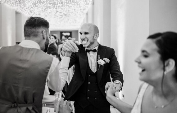 uno sposo festeggia con gli amici durante il matrimonio a villa bria