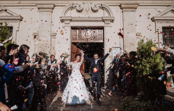 gli sposi escono dopo il matrimonio nella Chiesa della Madonna del Pilone a Torino