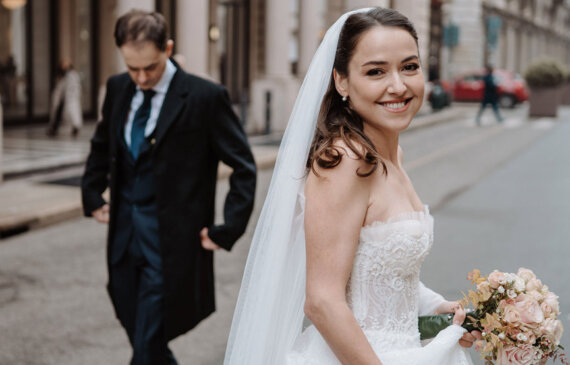 due sposi passeggiano dopo il matrimonio a Torino centro