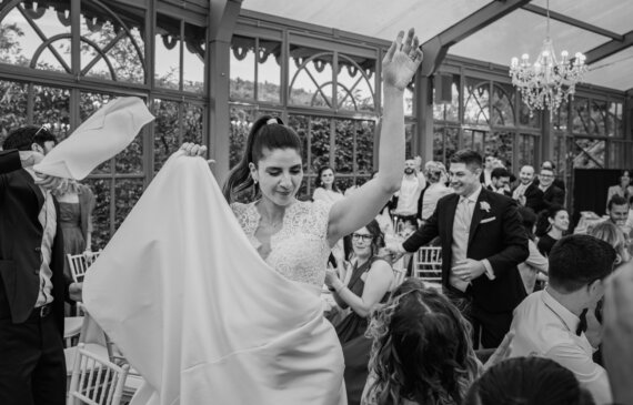 Una coppia di sposi balla mentre passa tra i tavoli del loro matrimonio a vigna chinet a torino