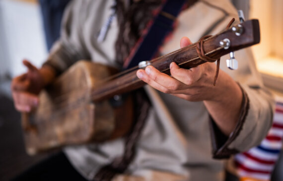 dettaglio di una chitarra artigianale