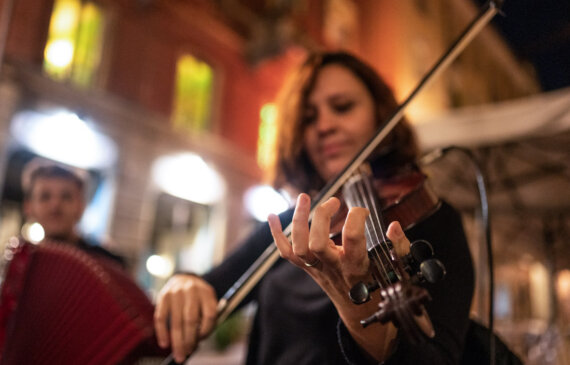 Due suonatori nel centro di Torino
