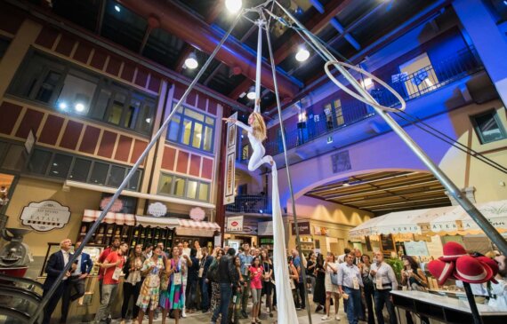 Una acrobata si esibisce all'interno del negozio Eataly a Torino