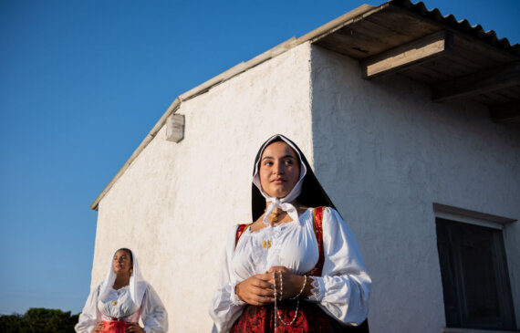 due ragazze ritratte con un costume tradizionale sardo