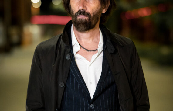 il cantante Cristiano Godano posa per una fotografia con alle spalle il parco dora di Torino