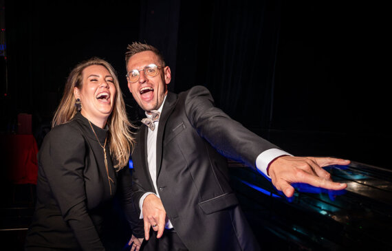 un uomo e una donna ballano e ridono durante un evento aziendale di generali assicurazioni a Montecarlo