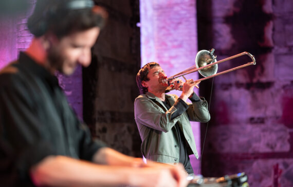 I musicisti Gianluca Petrella e Andrea Passenger durante un concerto alle OGR Torino