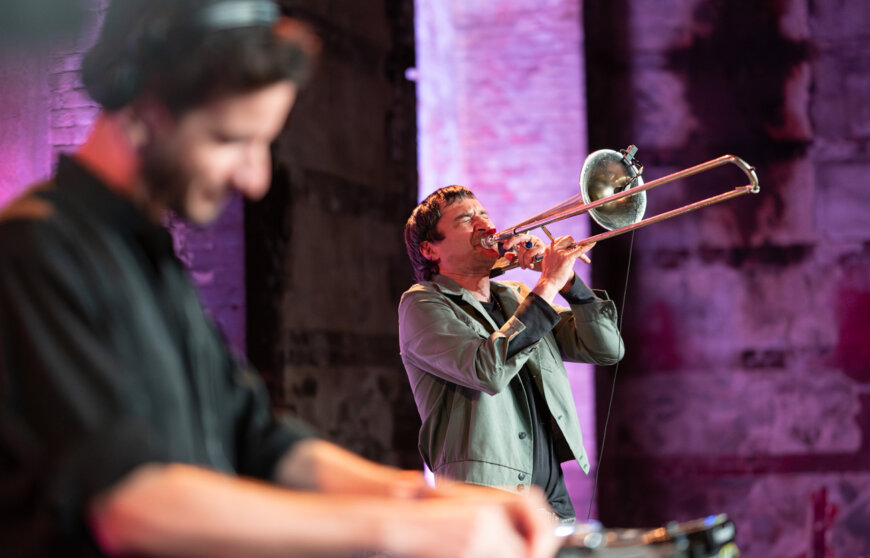 I musicisti Gianluca Petrella e Andrea Passenger durante un concerto alle OGR Torino
